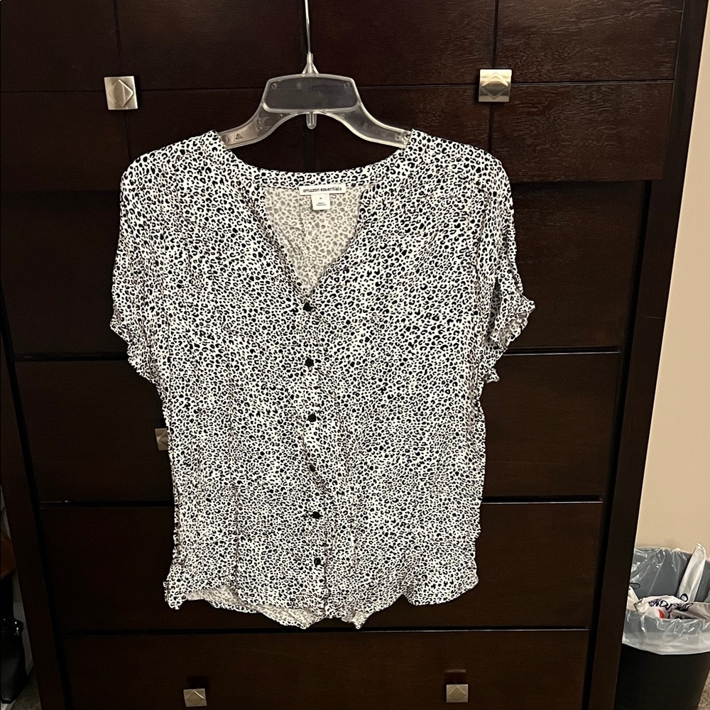 Amazon Essentials Women's Monochrome Button-Down Shirt
